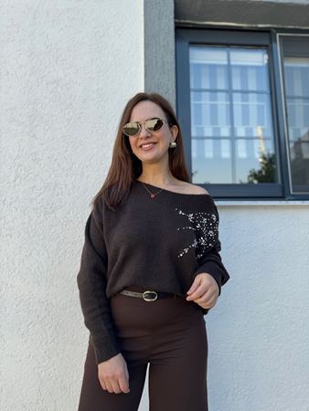 Kahverengi Kayık Yaka Taşlı Kazak