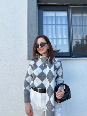 Gri Beyaz Baklava Desenli Polo Yaka Atkılı Kazak