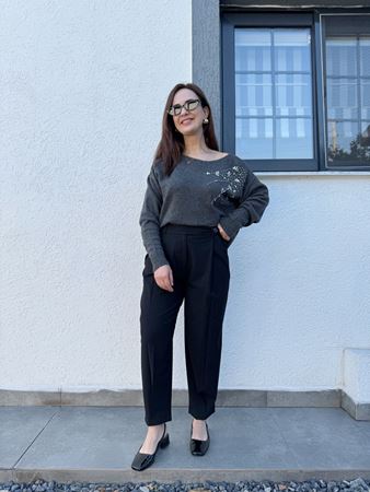 Siyah Kemer Detaylı Havuç Kesim Pantolon