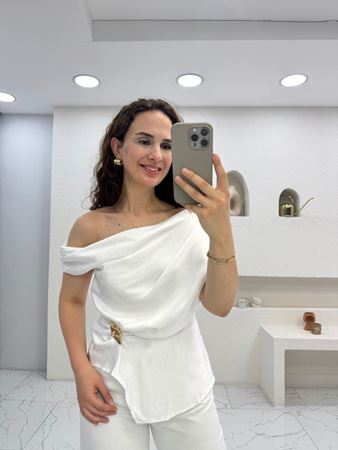 Beyaz Gold Aksesuarlı Pile Detaylı Bluz