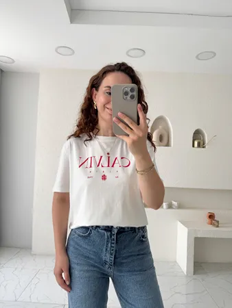 Beyaz Orijinal Marka Kırmızı Yazı Baskılı T-Shirt