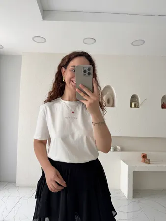 Beyaz Marka Model Kabartma Yazılı Basic T-Shirt