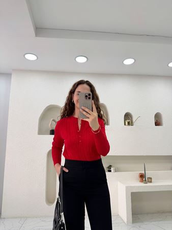 Kırmızı Kendinden Desenli Düğmeli Triko