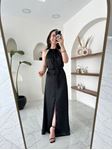 Siyah Tasarım Yırtmaçlı Pamuk&Saten Elbise