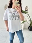 Beyaz Taş ve Yazı Detaylı T-Shirt