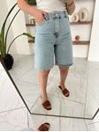 Mavi Taş Detaylı Şehir Boy Denim Şort