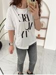 Beyaz Yazı Ve Cep Detaylı T-Shirt