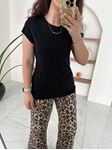 Siyah Etek Ucu ve Kolları Dikişsiz Basic T-Shirt