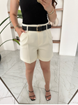 Ekru Kemer Detaylı Şehir Boy Kumaş Şort