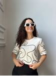 Beyaz Siyah Nakışlı Basic T-Shirt