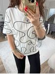 Beyaz Siyah Nakışlı Basic T-Shirt