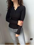 Siyah Yakası Düğmeli Fitilli Body