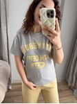 Gri Sarı Yazı Detay Basıc T-Shirt