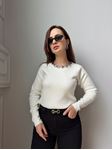 Beyaz Yakası Aksesuar Detaylı Triko Bluz