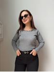 Gri Yakası Aksesuar Detaylı Triko Bluz