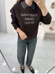 Kahverengi Yazı Nakışlı Gri Yaka Şardonsuz Sweat